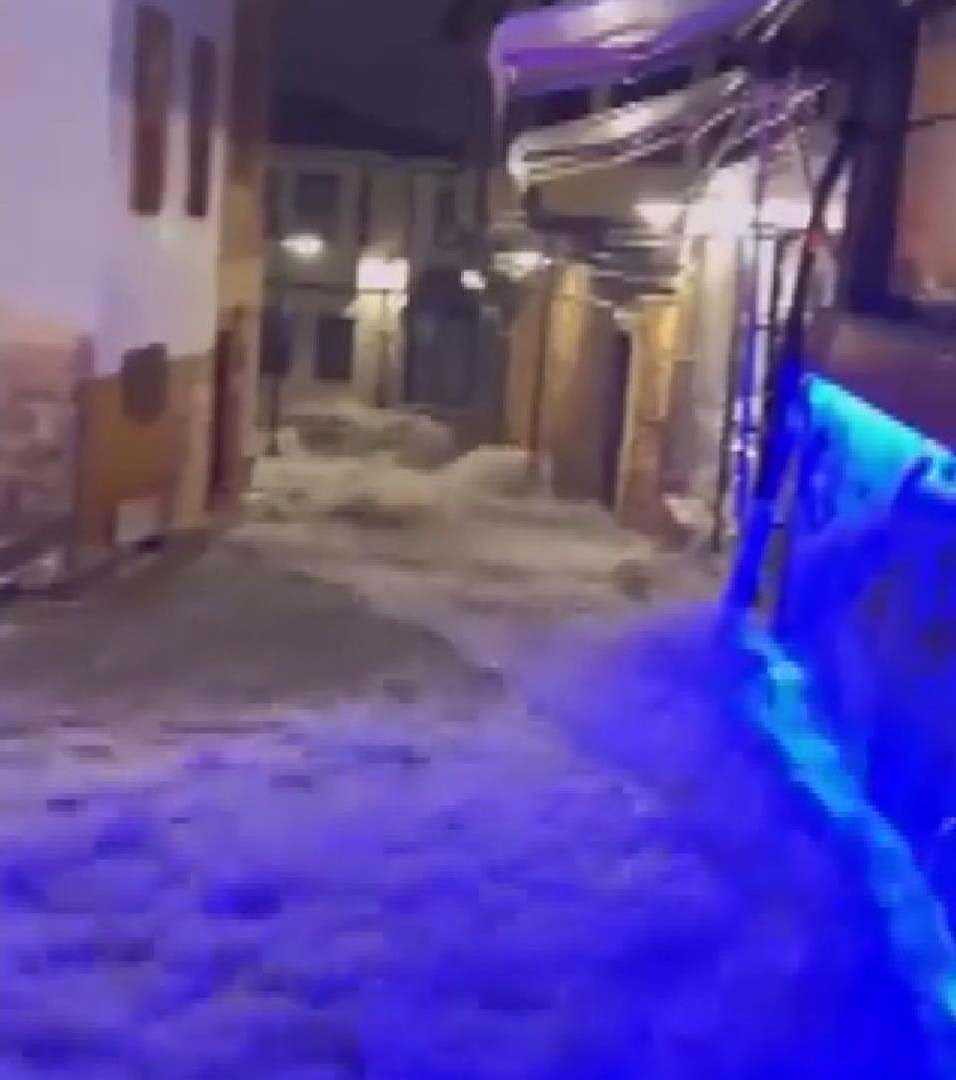 Antalyada Siddetli Yagis Hayati Olumsuz Etkiledi 9628 Dhaphoto6