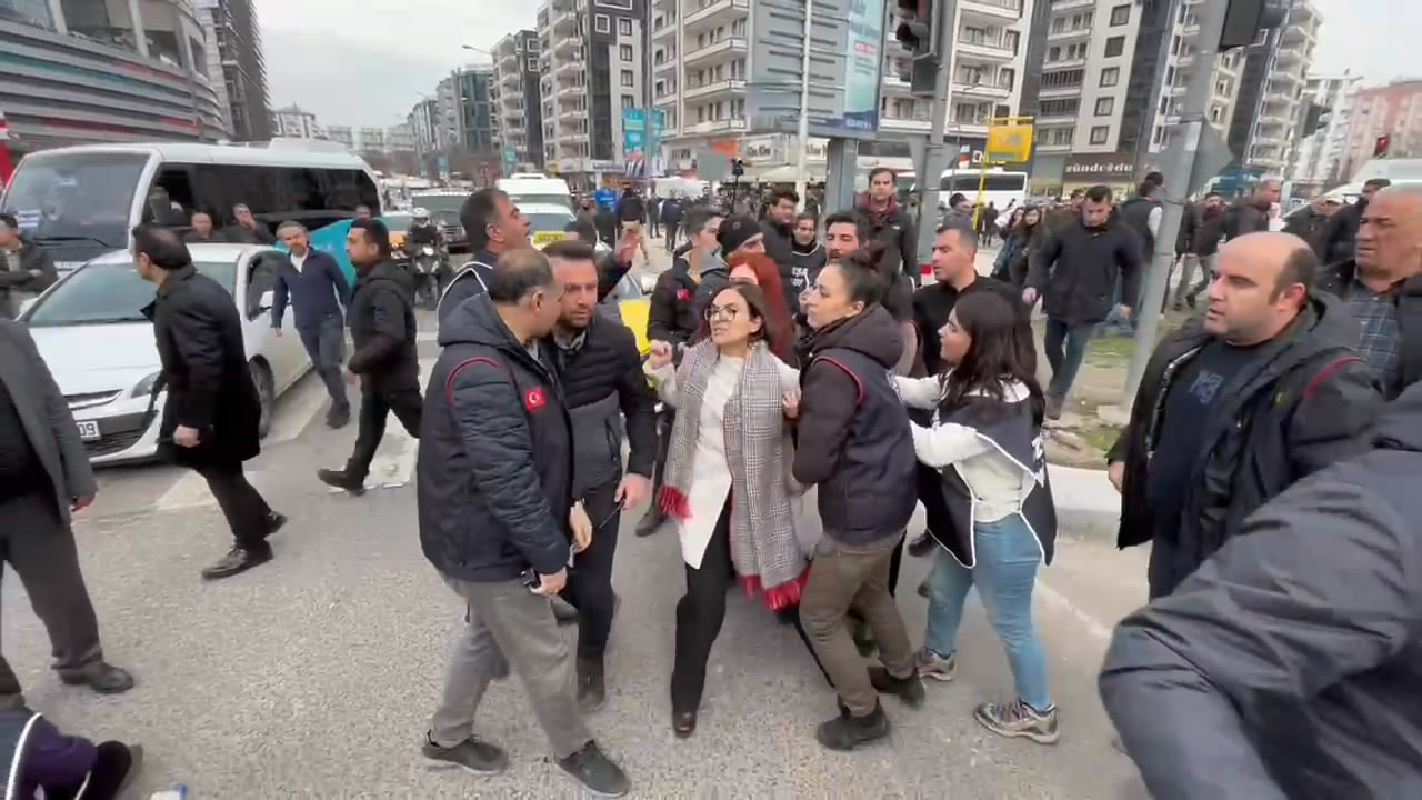 Diyarbakir Dem Parti Yol Kapatma Eylemi 13Subat2024 Dha 3