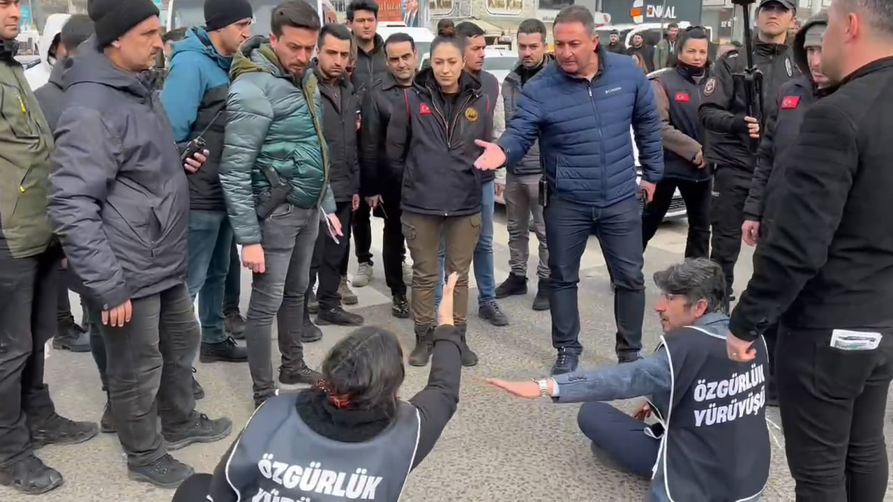 Diyarbakir Dem Parti Yol Kapatma Eylemi 13Subat2024 Dha 6