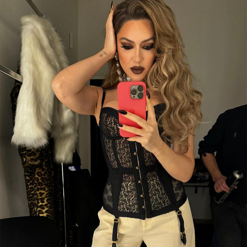 Hadise Gogus Dekolteli Kiyafetiyle Birbirinden Atesli Pozlar Verdi Instagram Resmen Alev Aldi 15Subat2024 1