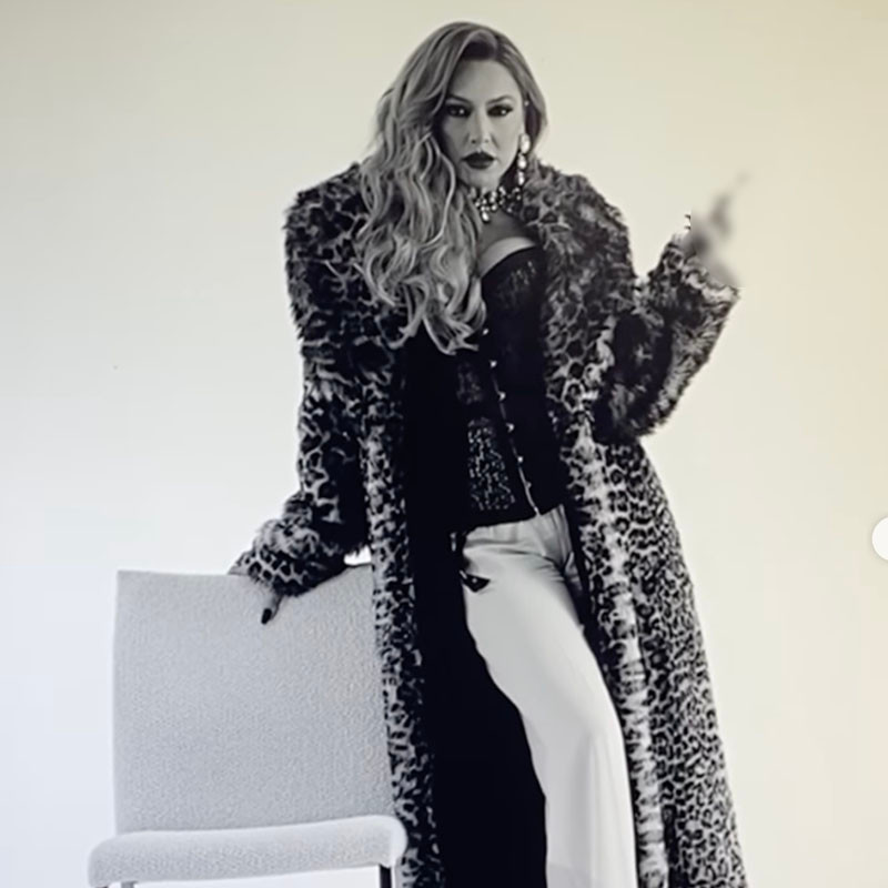 Hadise Gogus Dekolteli Kiyafetiyle Birbirinden Atesli Pozlar Verdi Instagram Resmen Alev Aldi 15Subat2024 2