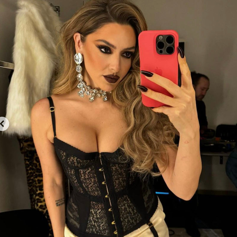 Hadise Gogus Dekolteli Kiyafetiyle Birbirinden Atesli Pozlar Verdi Instagram Resmen Alev Aldi 15Subat2024 3