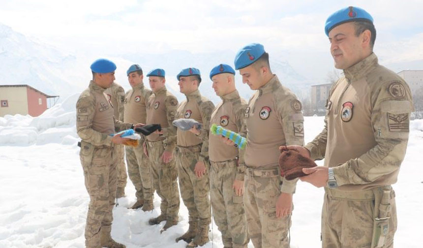 Reyhan Teyzeden Jandarmaya Yurekleri Isitan Hediye 17 S U B A T2024 İ H A 1