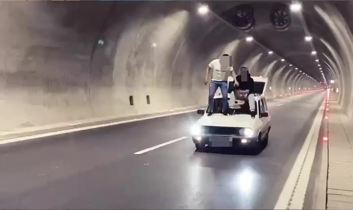 Trafik Magandaliginda Boyut Atladilar Seyir Halindeki Aracin Uzerine Cikip Alkolle Yaptiklari 21 S U B A T2024 İ H A 2