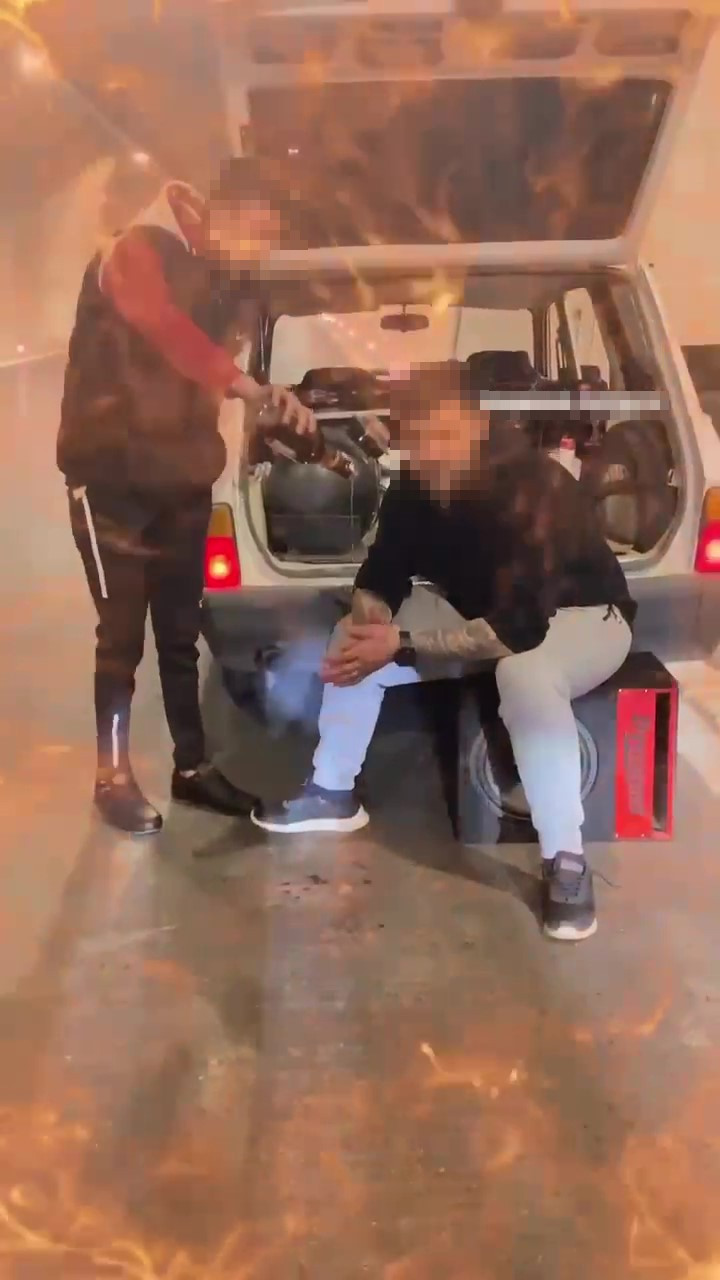 Trafik Magandaliginda Boyut Atladilar Seyir Halindeki Aracin Uzerine Cikip Alkolle Yaptiklari 21 S U B A T2024 İ H A 4