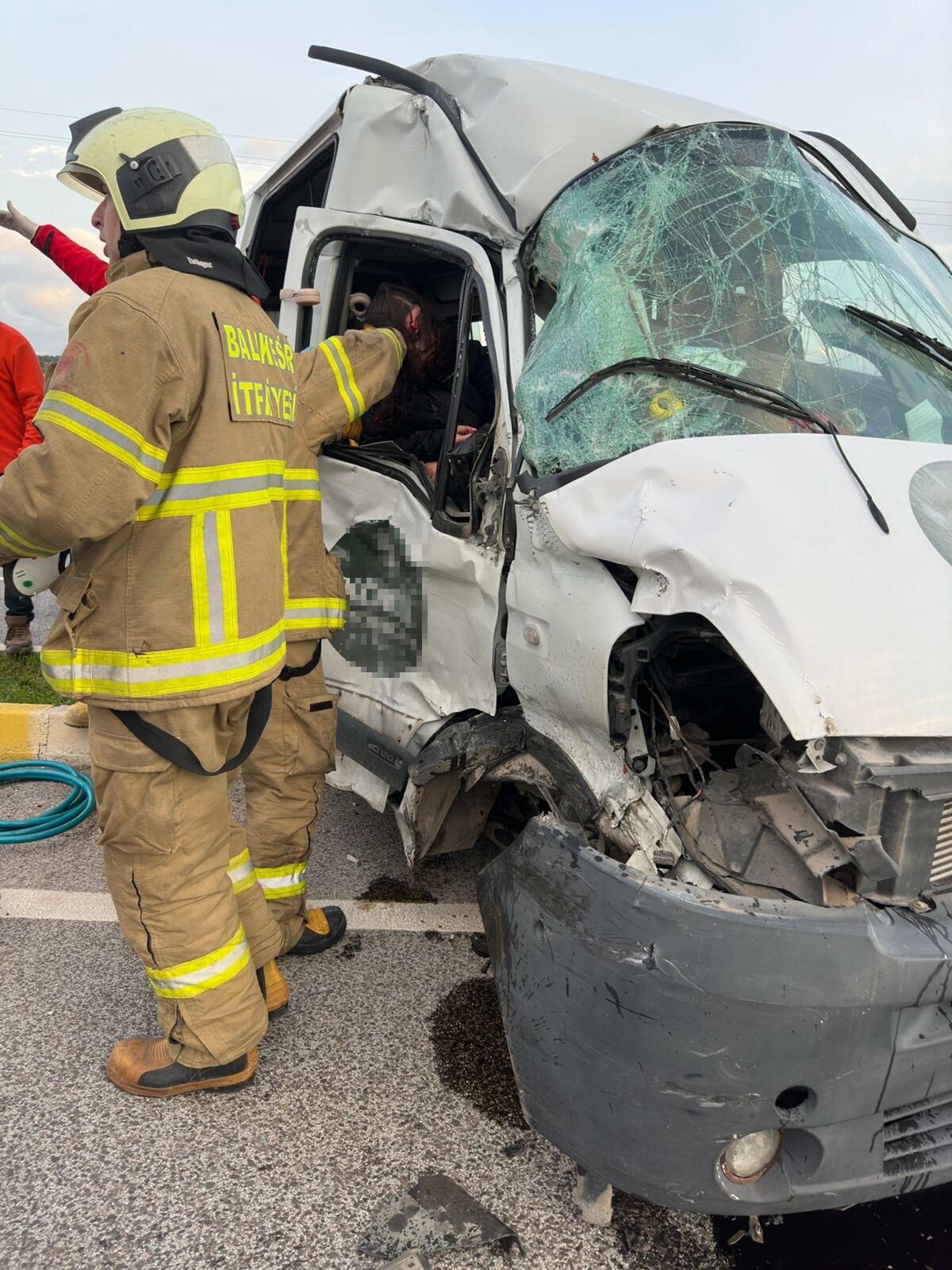 Ayvalikta Fabrika Iscilerinin Tasindigi Servis Ile Tir Carpisti 9 Yarali 8605 Dhaphoto2
