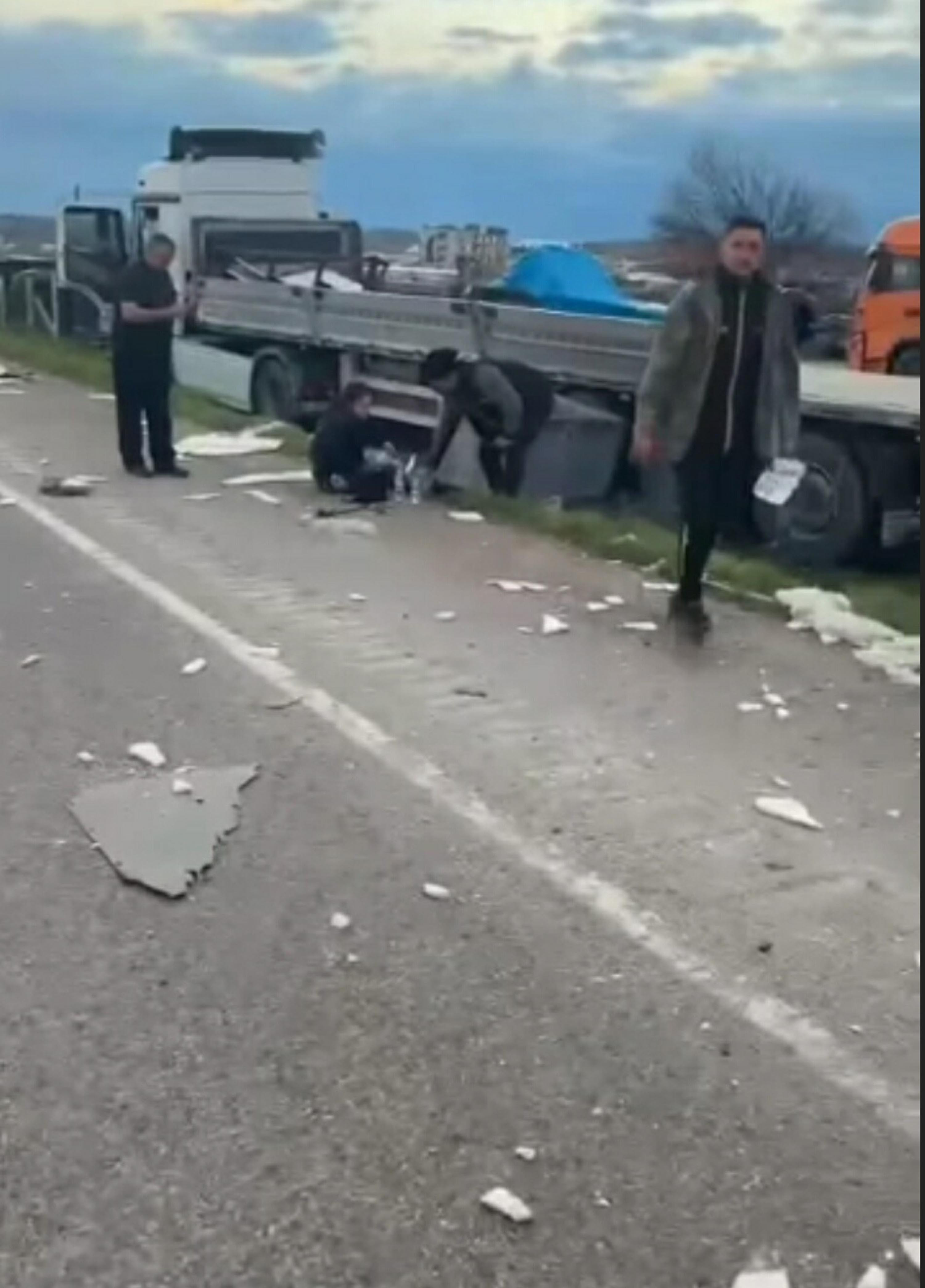 Ayvalikta Fabrika Iscilerinin Tasindigi Servis Ile Tir Carpisti 9 Yarali 8605 Dhaphoto4