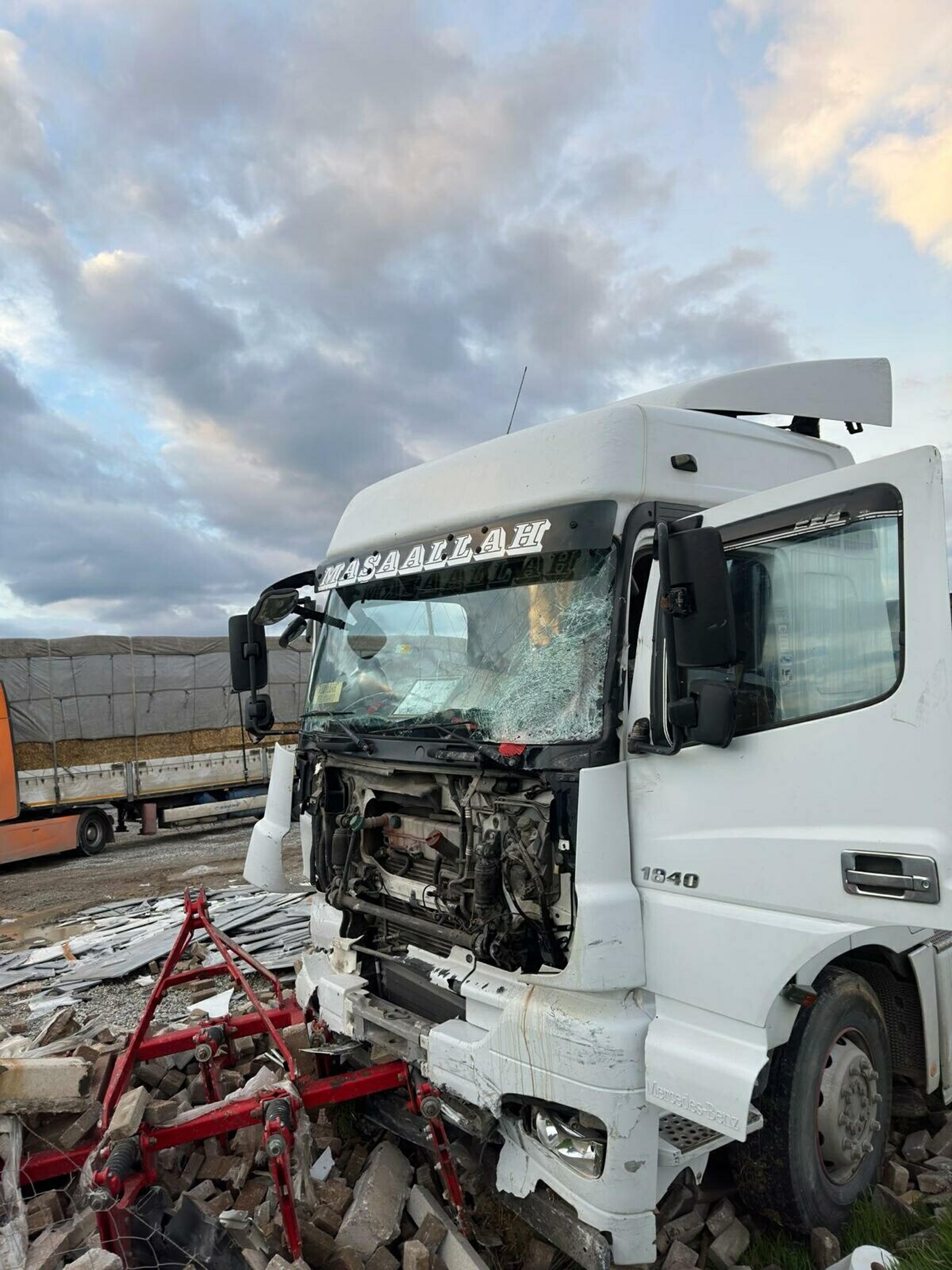 Ayvalikta Fabrika Iscilerinin Tasindigi Servis Ile Tir Carpisti 9 Yarali 8605 Dhaphoto6