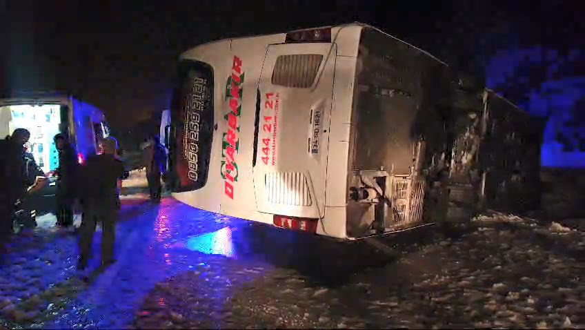 Bingolde Yolcu Otobusu Devrildi 18 Yar 26743 (1)