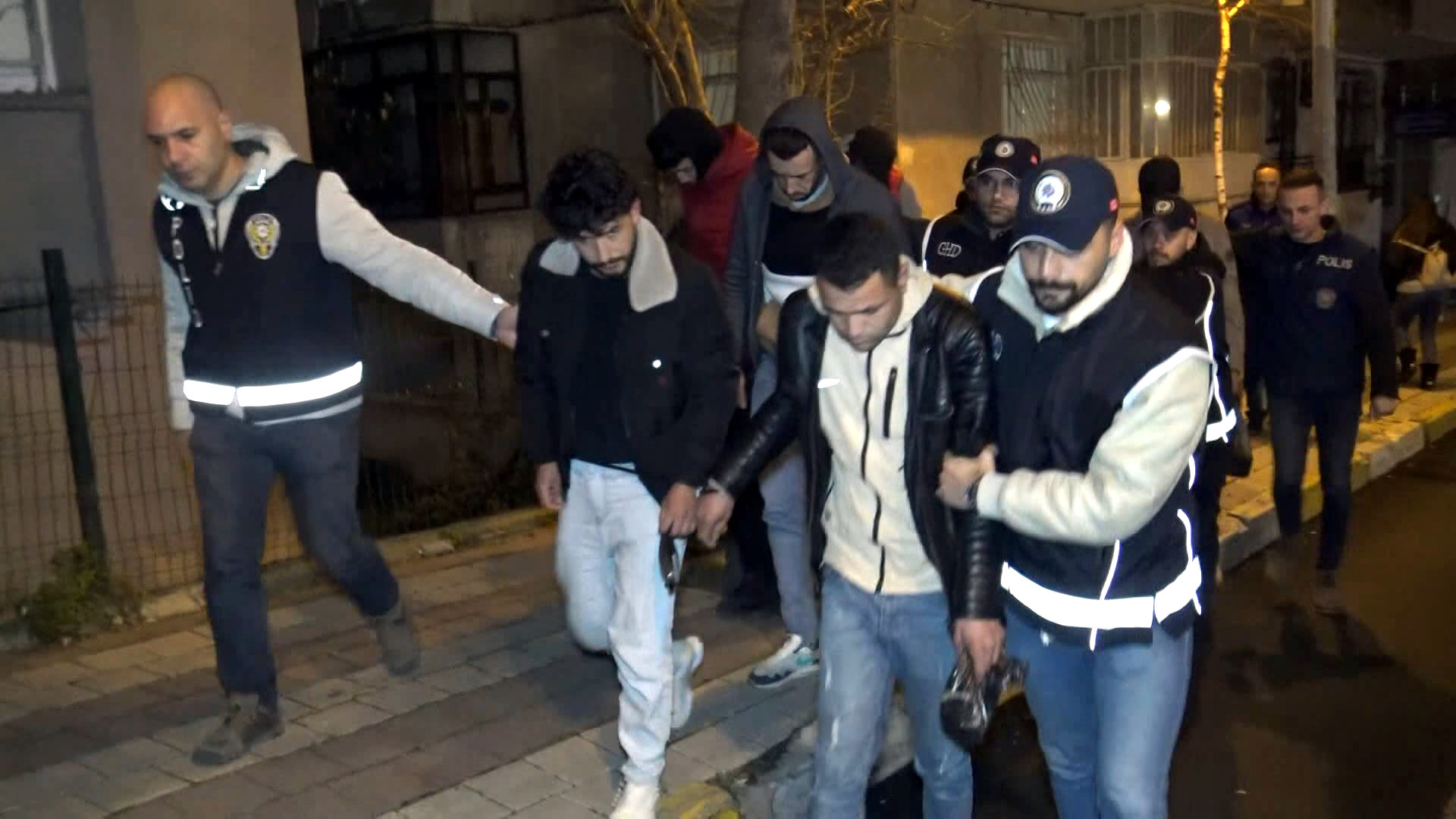 Bir Daireyi Her Yere Yatak Atip 27 Kacak Gocmene Kiralamisti Meger Baska Evlere De Aynisini Y Dha 1