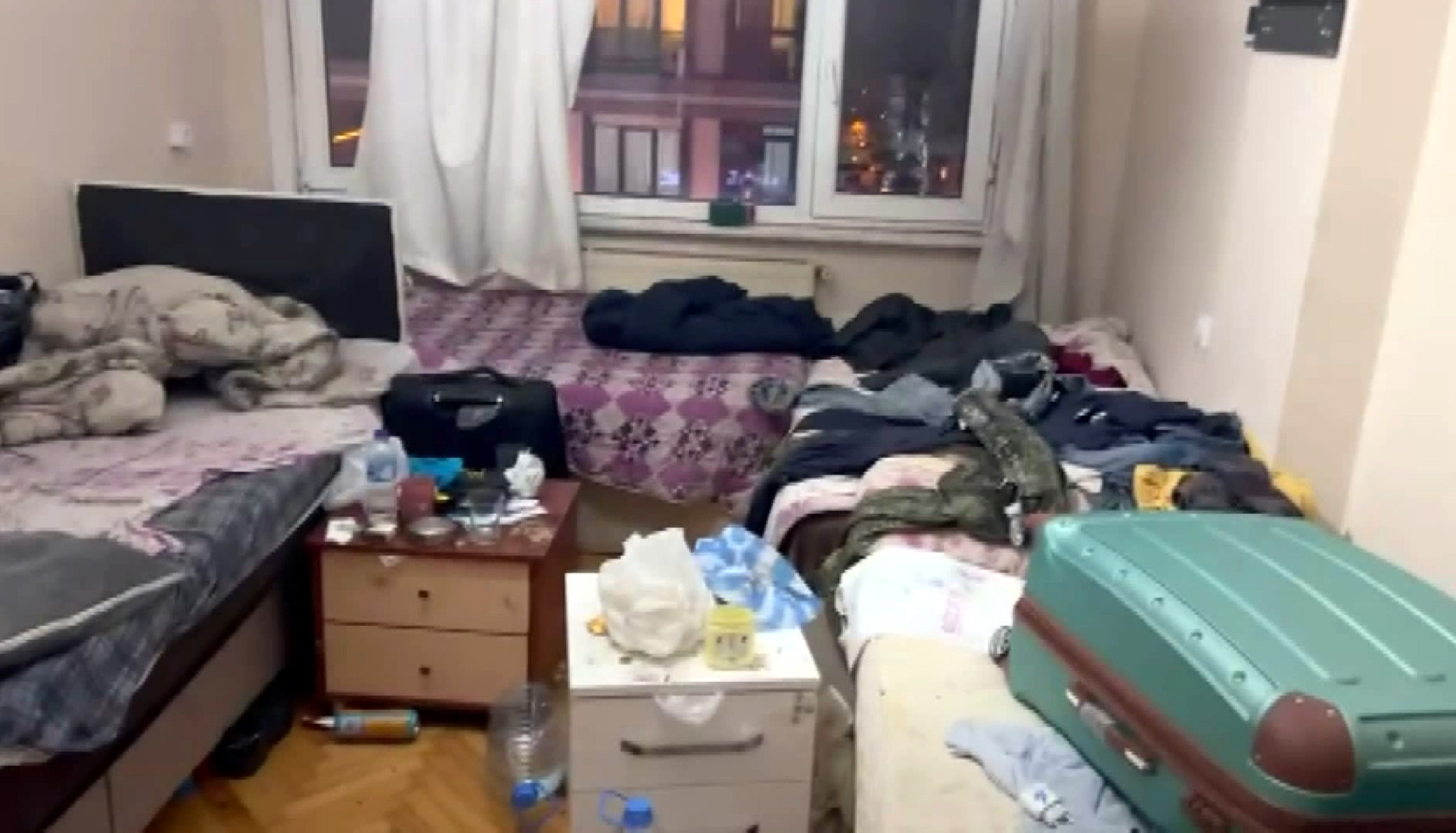 Bir Daireyi Her Yere Yatak Atip 27 Kacak Gocmene Kiralamisti Meger Baska Evlere De Aynisini Y Dha5