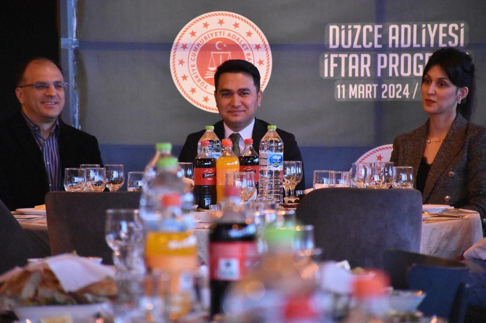 Duzce Cumhuriyet Bassavcisi Yasin Emre Duzce Adliyesi Personeliyle Iftar Yemeginde Bulustu 1