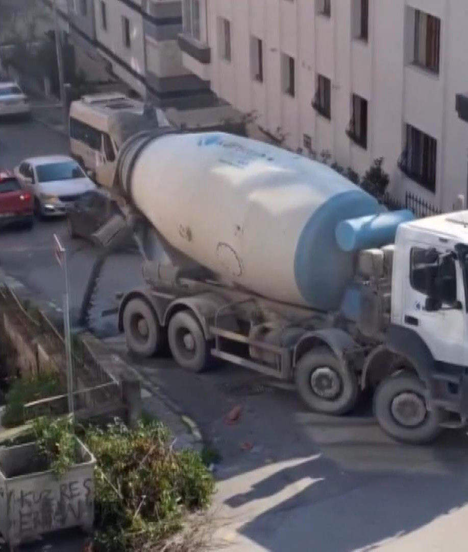 Istanbul Beton Mikseri Yola Beton Doktu 24032024 Dha1