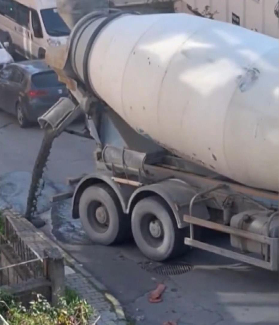 Istanbul Beton Mikseri Yola Beton Doktu 24032024 Dha3