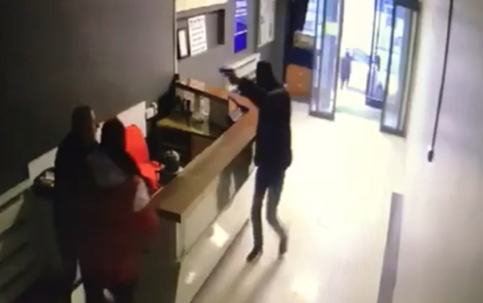 Istanbulun Gobeginde Dehset Anlari Maskeli Saldirganlar Kalasnikofla Is Yerini Basti 5 M A R T2024 3