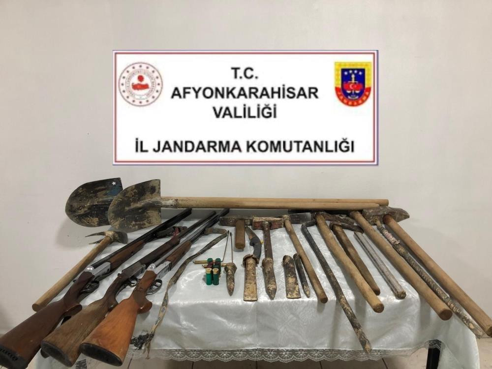 Jandarmadan Definecilere Sucustu Ellerinde Kazmalarla Kalakaldilar 6Mart2024 2
