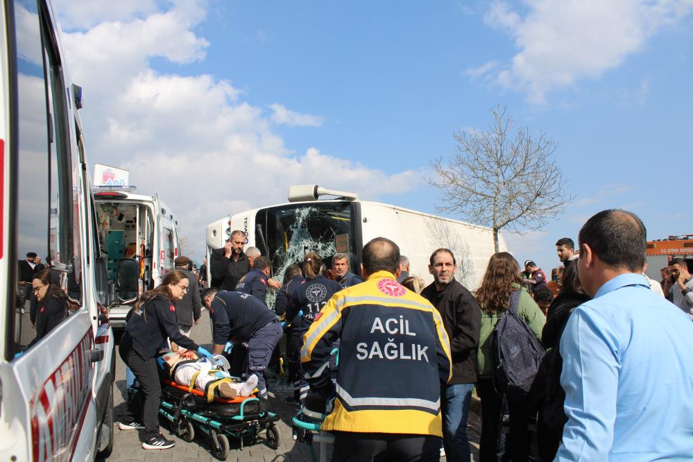 Ogrencileri Tasiyan Minibus Devrildi Cok Sayida Yarali Var 1