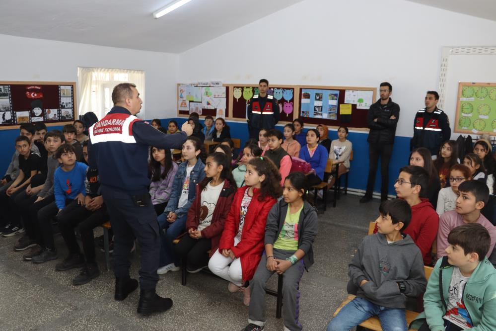 Uyusturucu Ve Cevre Sorunlariyla Etkin Mucadele Jandarma Ekipleri Koy Koy Gezip Uyuma Dedi 5Mart2024 3-1