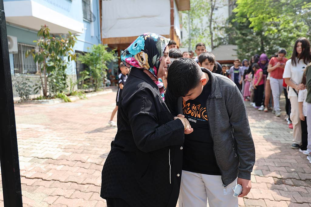 Adana Kozan Baysal Ailesi Evinin Onu Bayram Harcligi Kuyrugu 12042024 Iha (4)