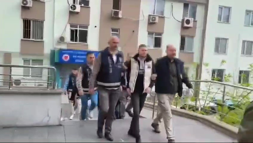Galatasarayli Baba Kiza Saldiran Taraftarlar 07042024 Iha (3)
