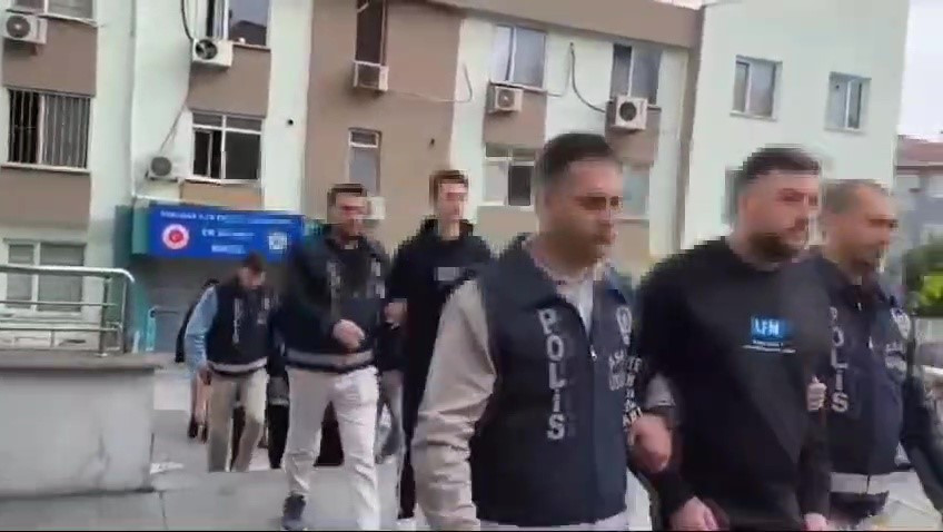 Galatasarayli Baba Kiza Saldiran Taraftarlar 07042024 Iha (4)