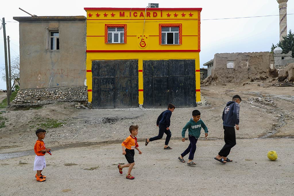 Icardi Sari Kirmizili Ev Diyarbakir Taraftar 07042024 Aa (13)