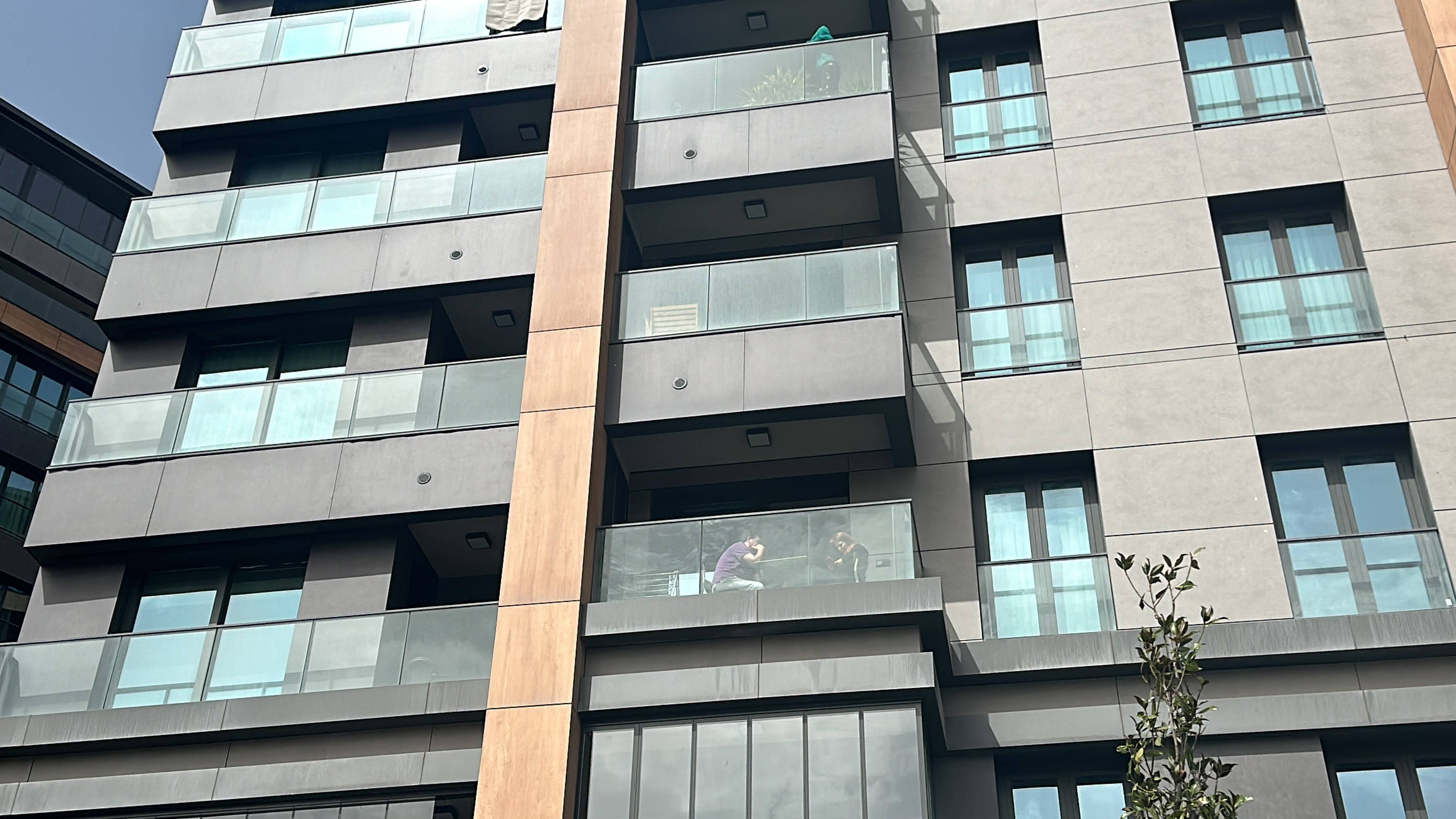 Istanbul Kagithane Balkonda Mahsur Kalan Kiz 16042024 Iha1