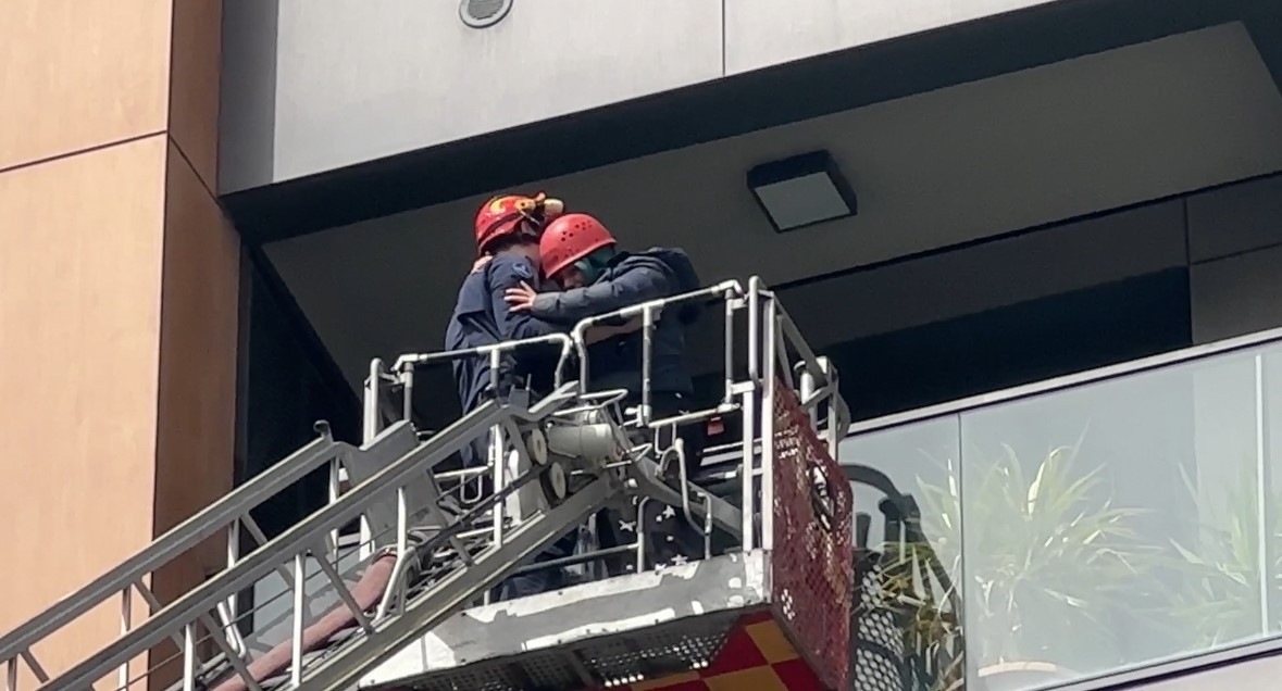 Istanbul Kagithane Balkonda Mahsur Kalan Kiz 16042024 Iha4