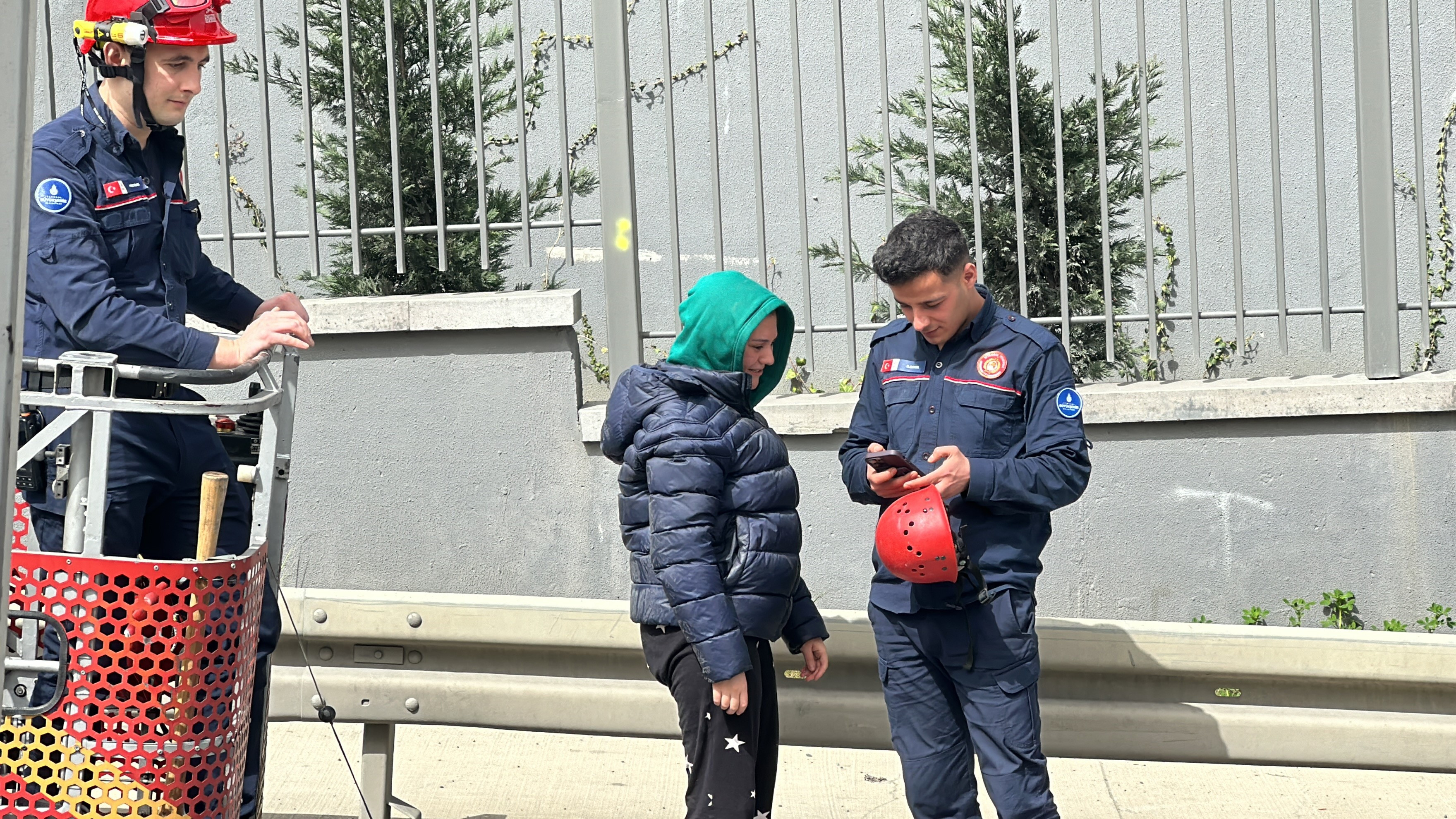 Istanbul Kagithane Balkonda Mahsur Kalan Kiz 16042024 Iha5