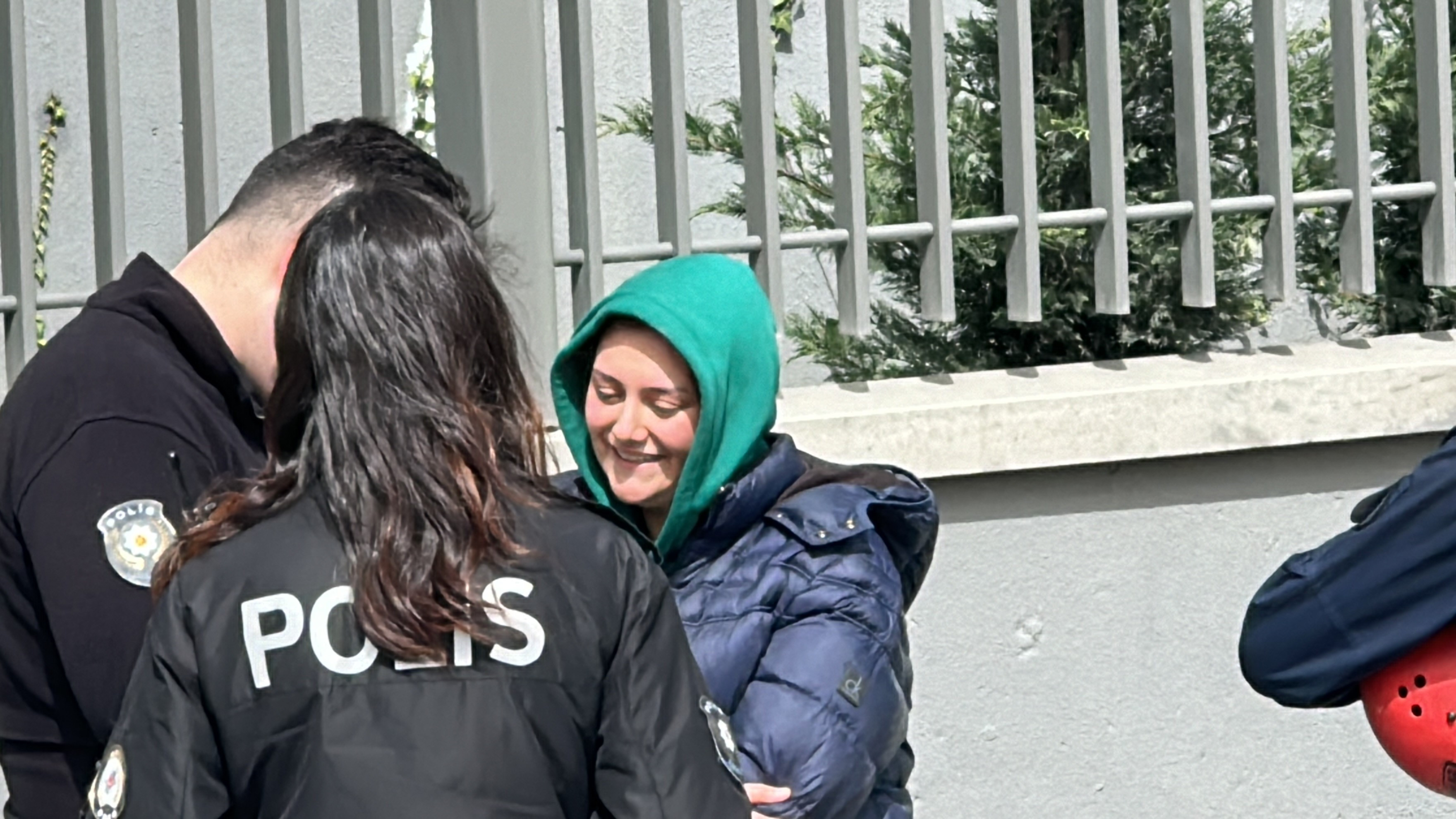 Istanbul Kagithane Balkonda Mahsur Kalan Kiz 16042024 Iha6