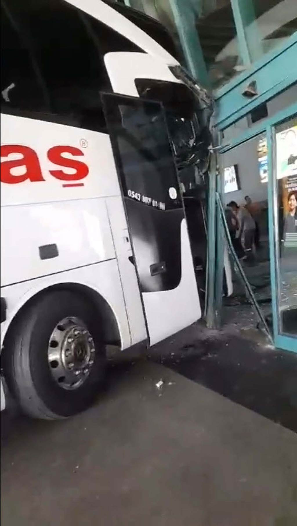 Izmir Yolcu Otobusu Perona Fazla Girdi 23042024 Dha1