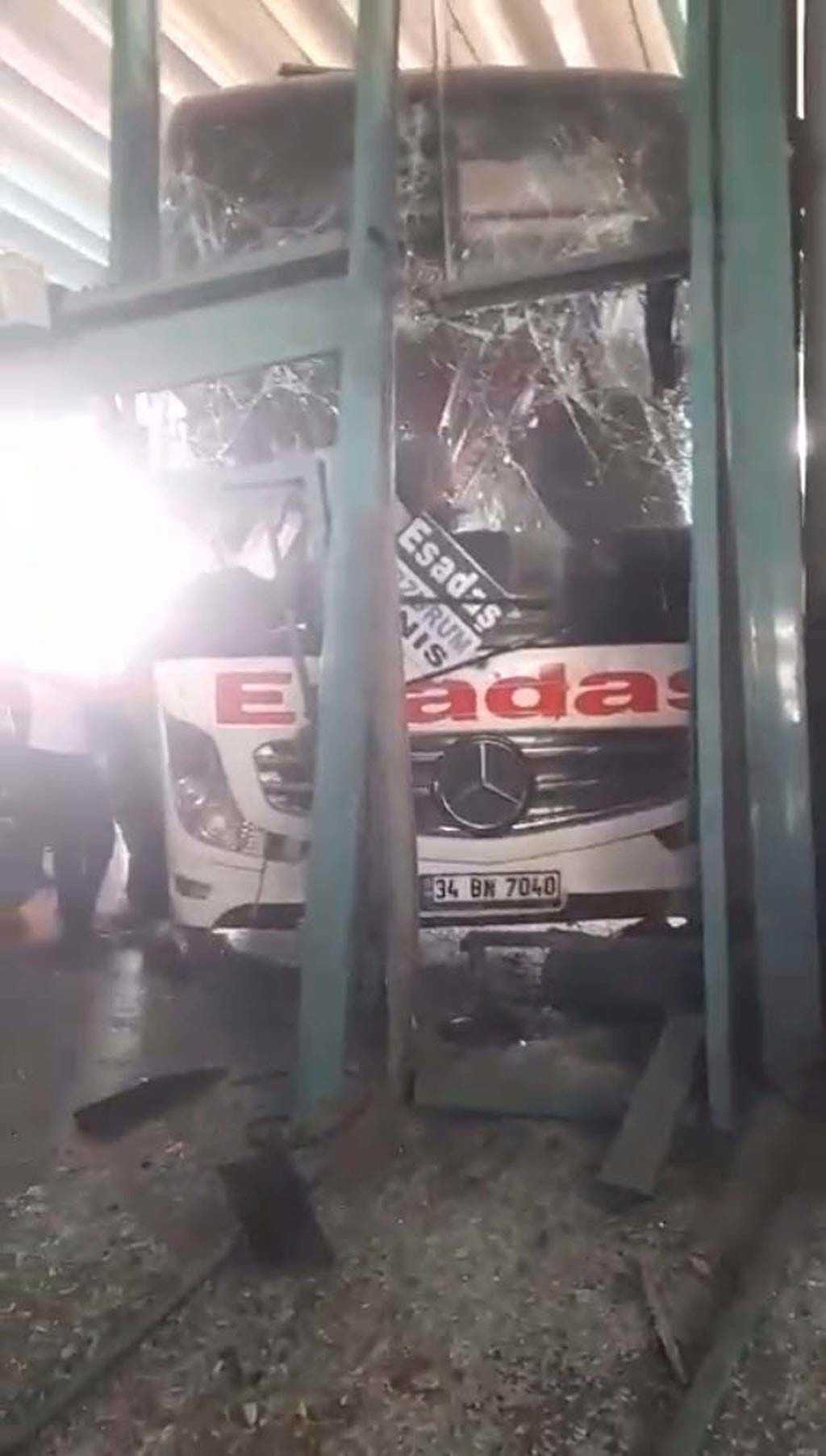 Izmir Yolcu Otobusu Perona Fazla Girdi 23042024 Dha2