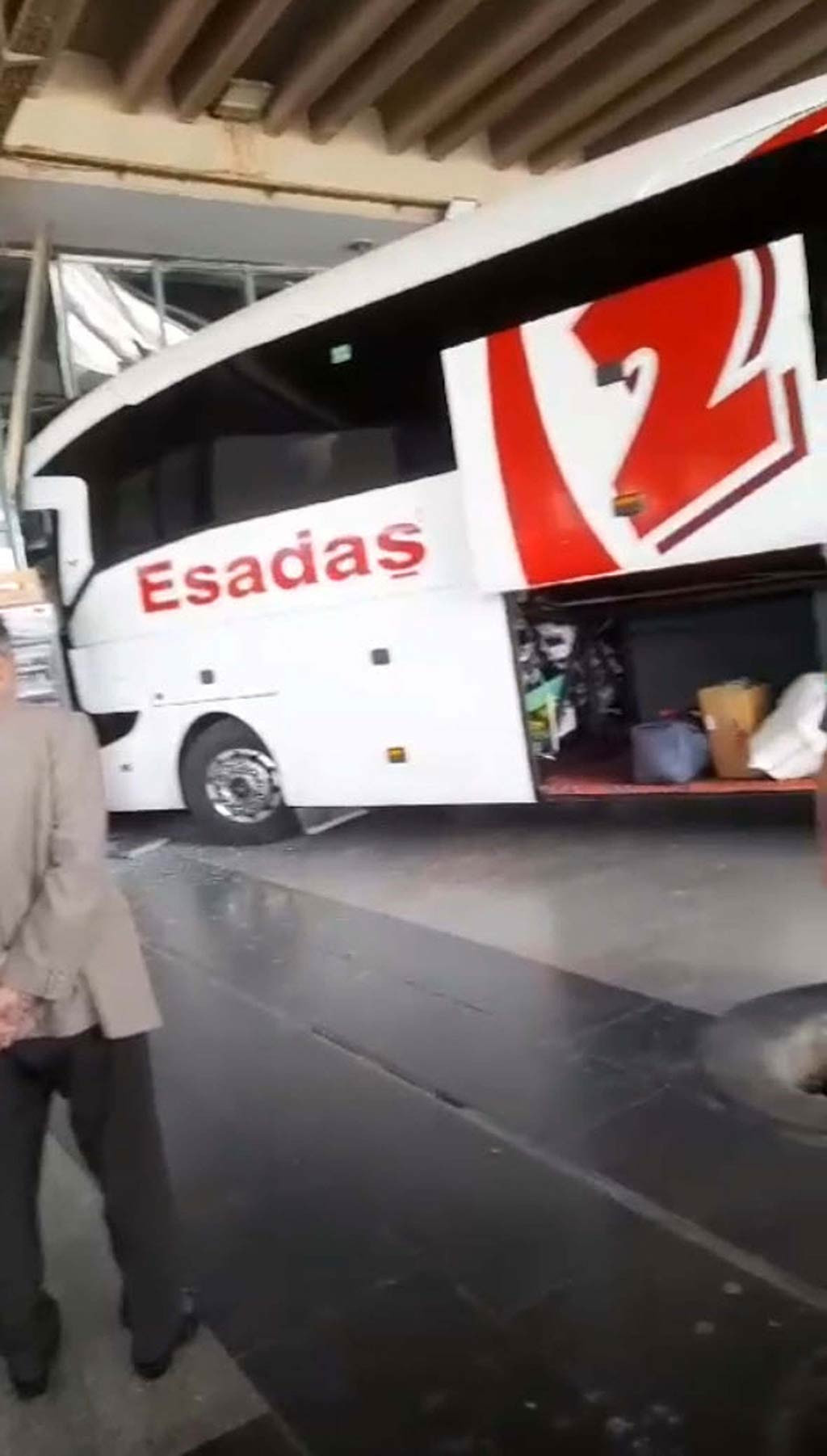 Izmir Yolcu Otobusu Perona Fazla Girdi 23042024 Dha3