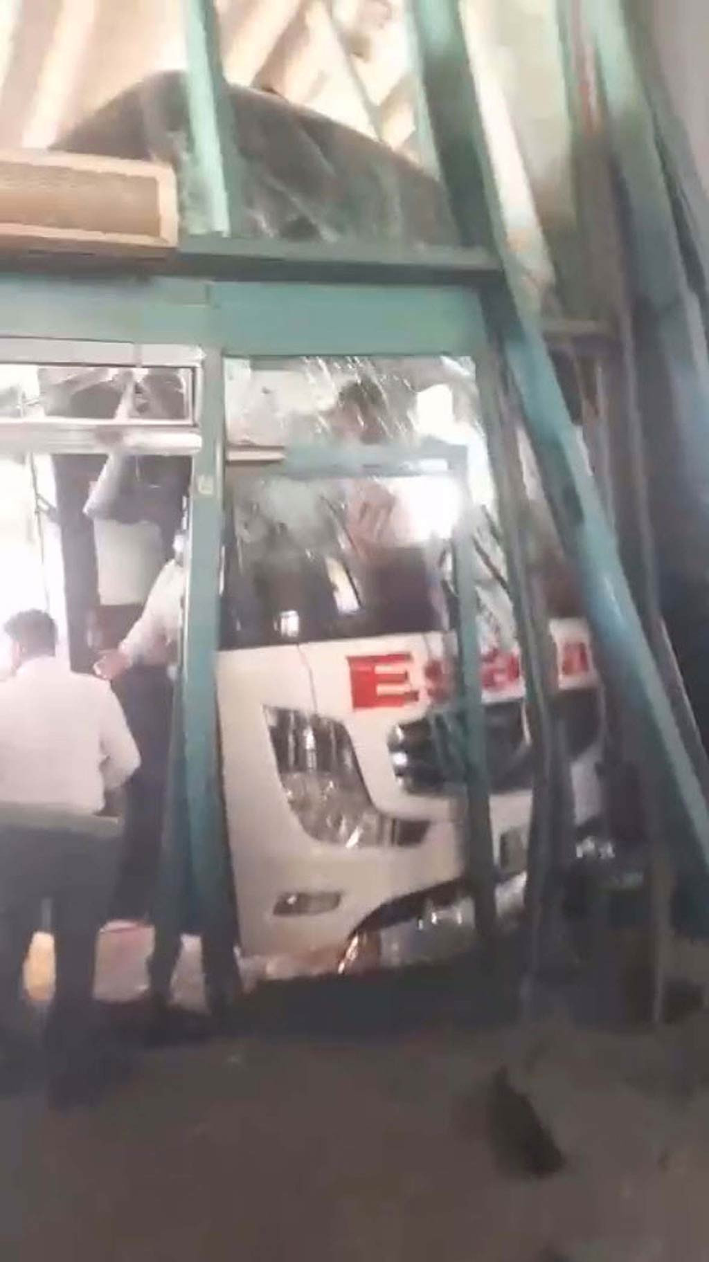 Izmir Yolcu Otobusu Perona Fazla Girdi 23042024 Dha4