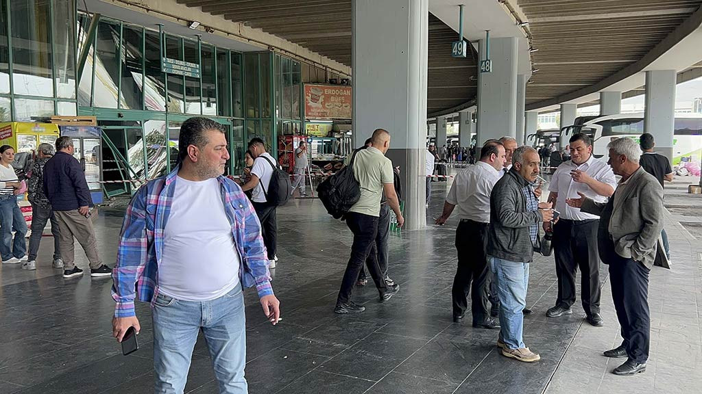 Izmir Yolcu Otobusu Perona Fazla Girdi 23042024 Dha5