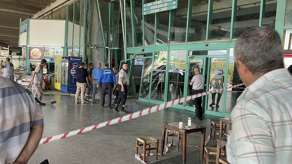 Izmir Yolcu Otobusu Perona Fazla Girdi 23042024 Dha6