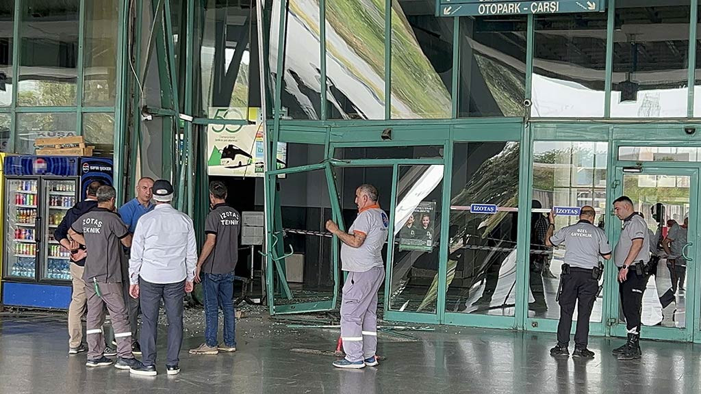 Izmir Yolcu Otobusu Perona Fazla Girdi 23042024 Dha7