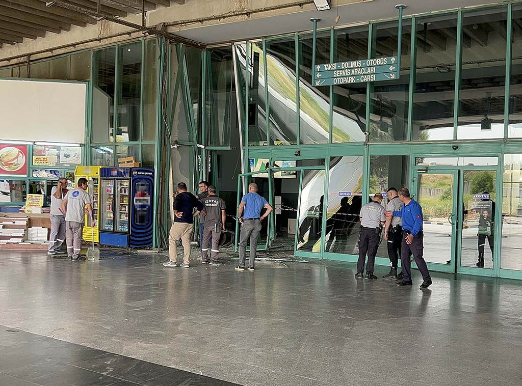 Izmir Yolcu Otobusu Perona Fazla Girdi 23042024 Dha8