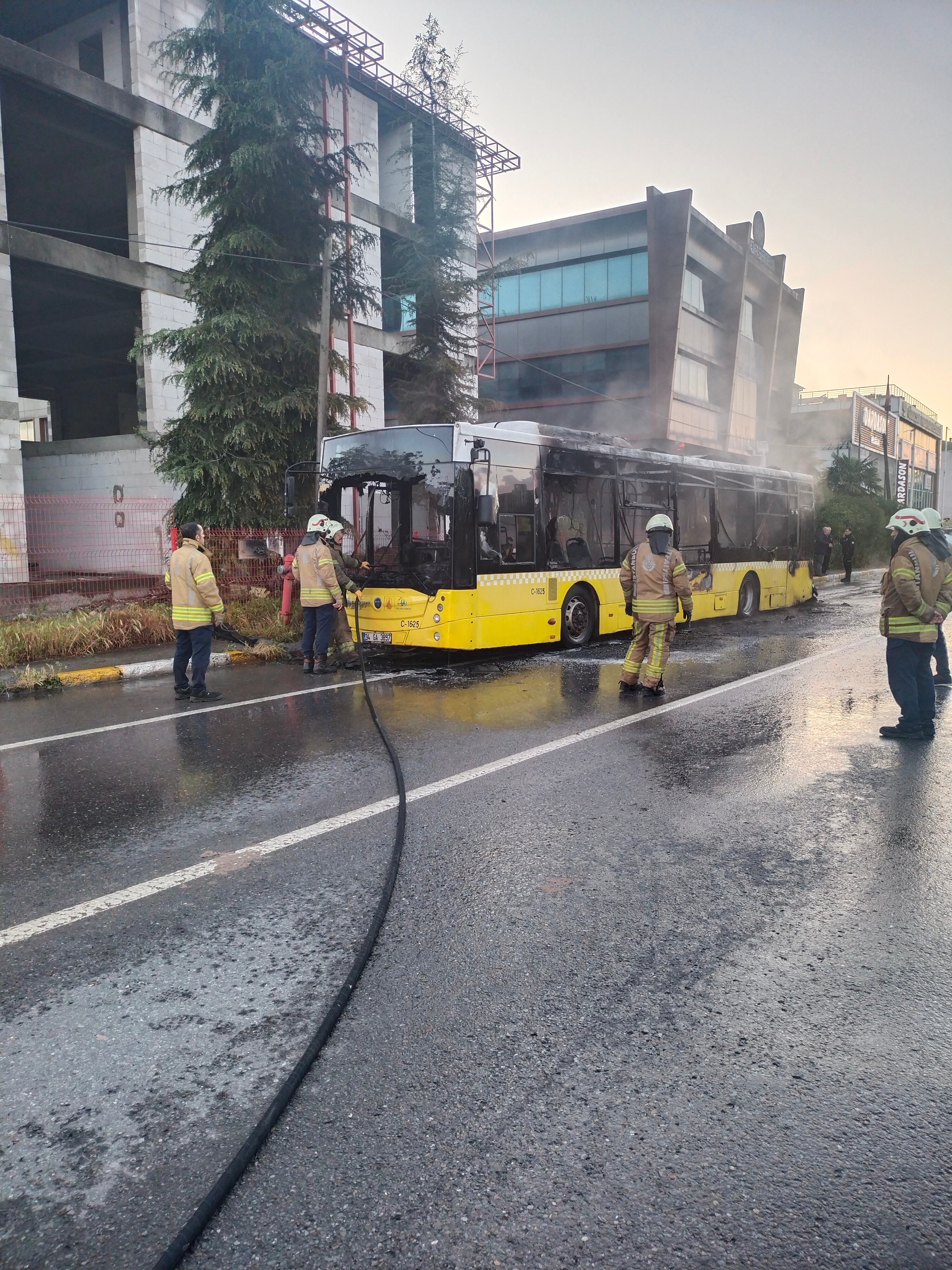 Sultanbeyli Iett Otobusu Yandi 21042024 Iha (2)