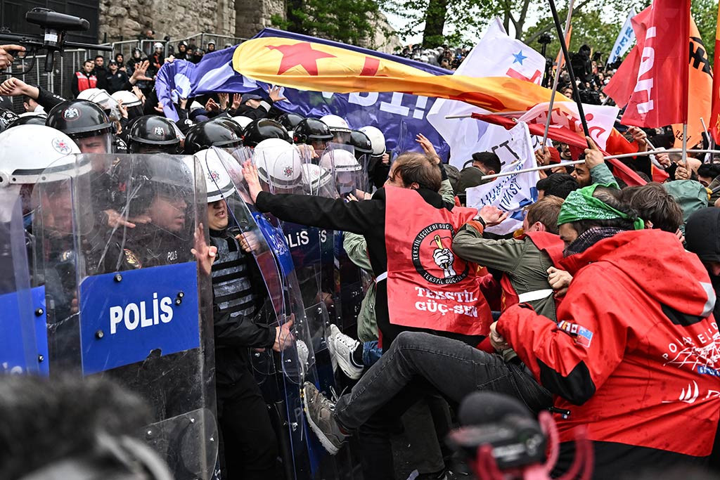 1 Mayis Istanbul Polise Saldiri 01052024 Aa (4)