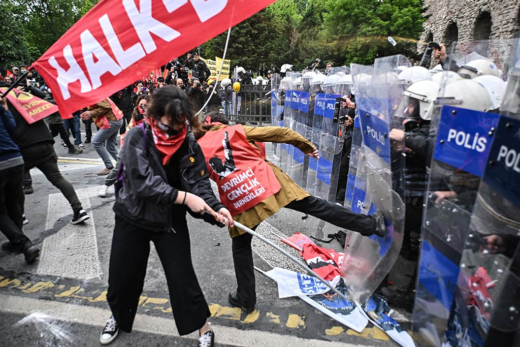 1 Mayis Istanbul Polise Saldiri 01052024 Aa (6)