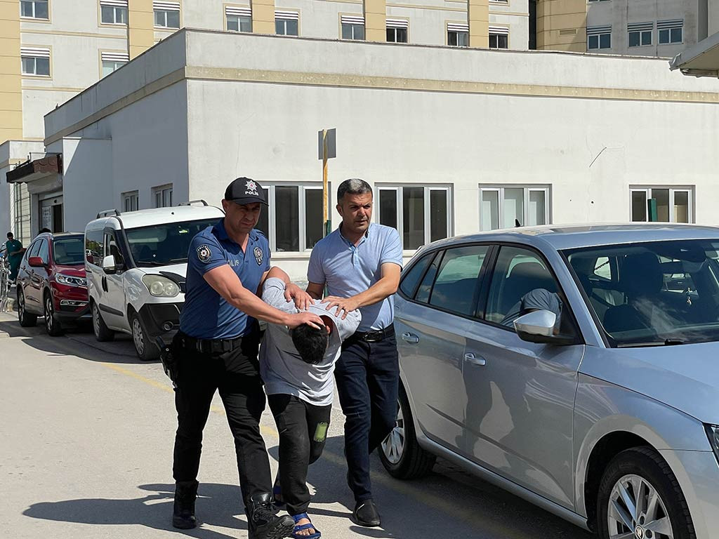 Adana Uyusturucu Bagimlisi Kadin Surucuye Saldirdi 10052024 Iha (5)