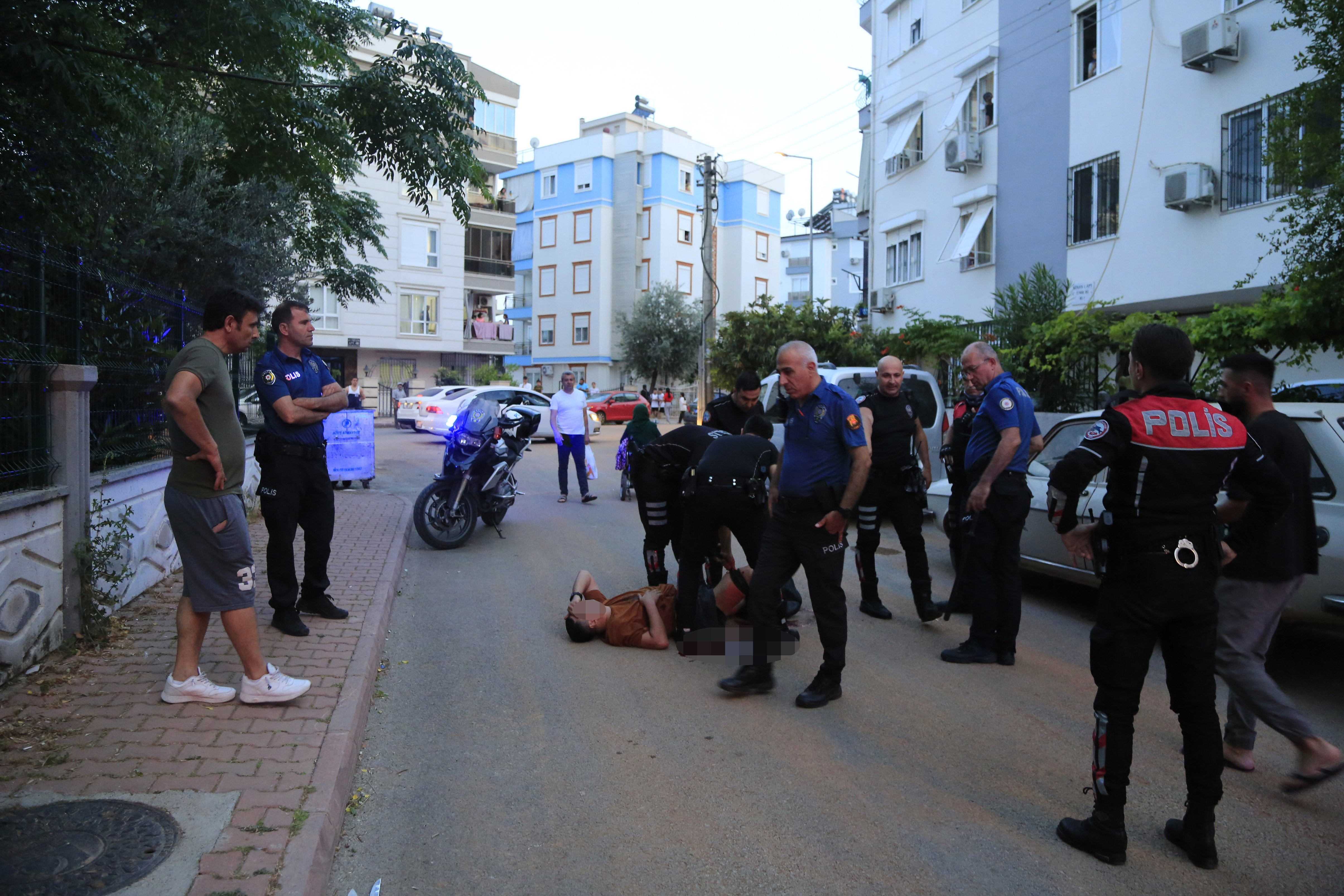Antalya Polis Saldirgani Bacagından Vurdu 30062024 Iha6