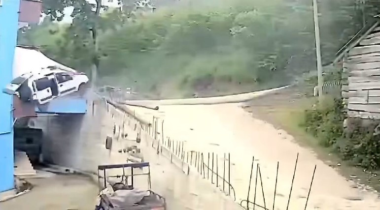 Ordu Fren Bosalan Arac Bahceye Uctu 29052024 Iha2