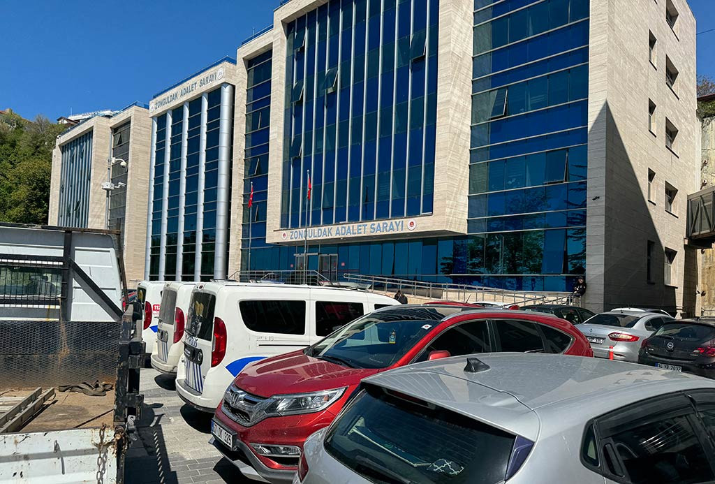 Zonguldak Kizlarin Fotosunu Ceken Dede 06052024 Iha3