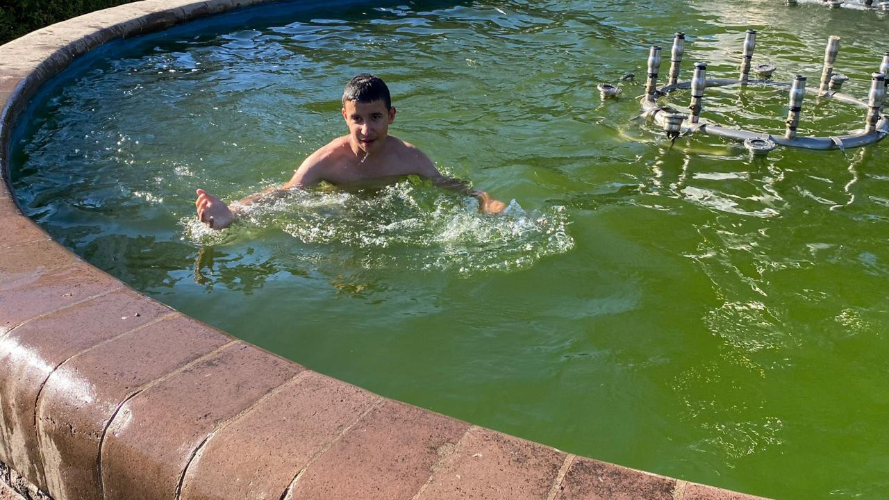 Cocuklar Sus Havuzlarinda Serinlemeye Calisiyor 19062024 1