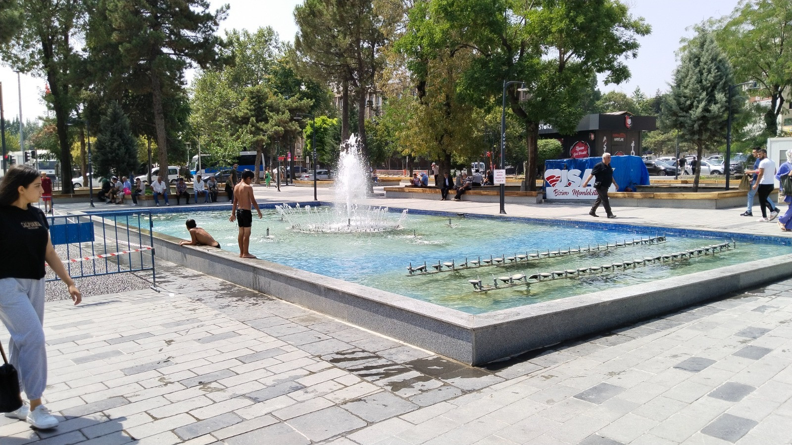 Cocuklar Sus Havuzlarinda Serinlemeye Calisiyor 19062024 2