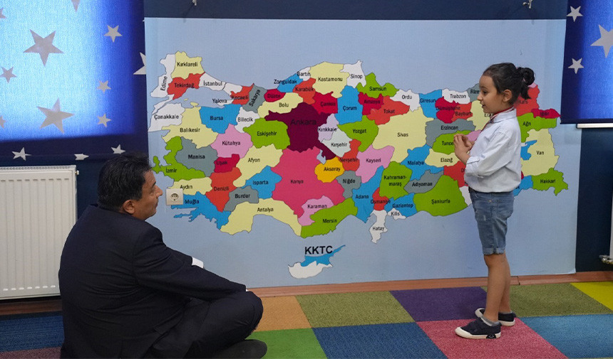 Tarih Dersi Veren Cocuk 1